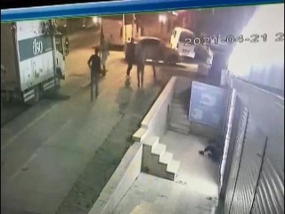 Esenyurt’ta Afganlılar bir kişiyi sırtından bıçaklayıp kaldırımdan attılar