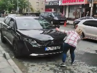 Kocasına kızdı! Arabasını parçaladı