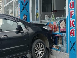 Silivri’de Otomobilin hâkimiyetini kaybetti, yufkacıya daldı