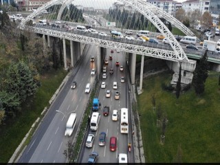 Esenyurt’ta kısıtlamasız cumarteside trafik yoğunluğu