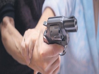 Esenyurt’ta iki arkadaşını silahla rehin aldı!