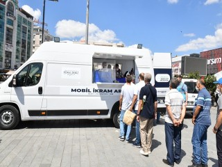 Esenyurt Belediyesi vatandaşlara aşure ikram etti