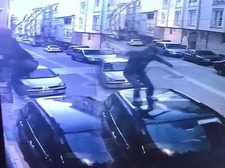 Esenyurt’ta ev sahibine yakalanan hırsız, balkondan atladı