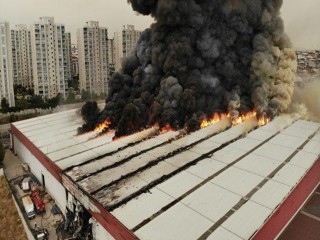 Esenyurt'ta fabrika deposunda yangın