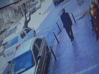 Esenyurt’ta Aracın Çarptığı Berber Metrelerce İleri Fırladı