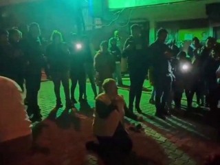 Esenyurt’ta dans edip takla atan teyze izleyenleri mest etti