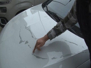 Esenyurt’ta eski sevgilisinin aracına boya sökücü döktü