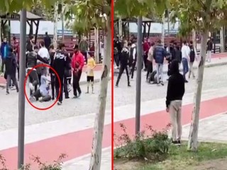 Esenyurt'ta gençlerin uçan tekmeli kavgası kameraya böyle yansıdı