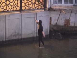 Silivri'de bir kişi sandalyede otururken dereye düştü