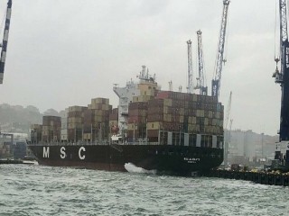 Beylikdüzü’nde liman içerisinde gemi karaya oturdu