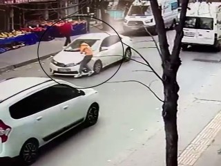 Esenyurt’ta feci kaza kamerada: Otomobilin çarptığı çocuk yola savruldu