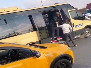 Esenyurt'ta taksiciler, giden yolcuyu demir sopayla minibüsten indirdi