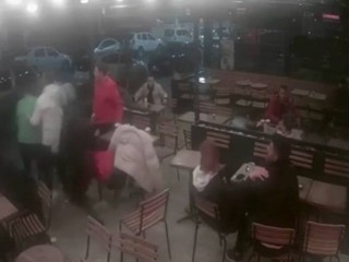 Beylikdüzü'nde kavga: Sandalyeler havada uçuştu