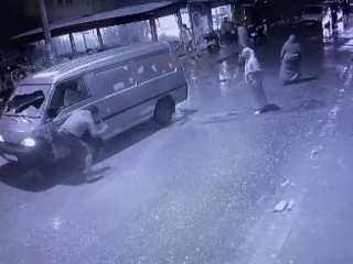 Büyükçekmece'de aileler arasında taşlı sopalı kavga kamerada: 3 yaralı