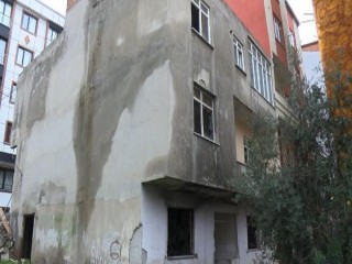 Esenyurt'ta mahalle sakinlerinin metruk bina korkusu