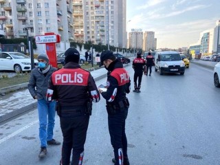 Esenyurt'ta sürücüler ve araçlar didik didik arandı