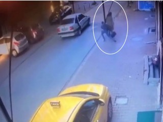 Esenyurt'ta yolda yürüyen kadına kapkaç şoku!