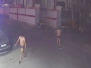 Esenyurt'ta şoke eden olay! İç çamaşırıyla sokakta dolaştı
