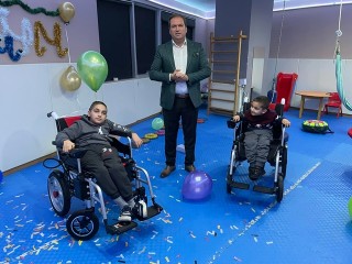 Samyeli Engelsiz Yaşam Derneği’nden iki kardeşe akülü sandalye