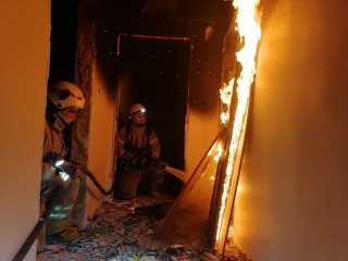 Madde bağımlıları Avcılar'da boş binaları yakıyor