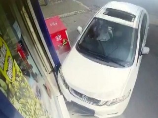 Esenyurt’ta ehliyetsiz sürücü ortalığı birbirine kattı