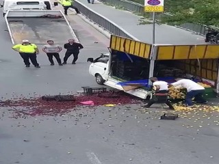 Esenyurt'ta arabası bağlanan seyyar satıcı, polise kızıp meyvelerini yere saçtı