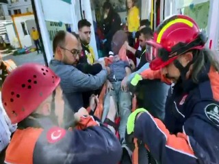 Esenyurt’ta bir işçi sökülen inşaat kalıplarının altında kaldı