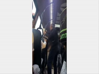 Minibüse binen biri kadın iki yolcu ortalığı birbirine kattı