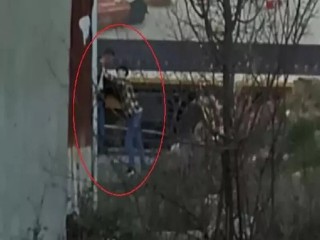 El kadar çocuk belinden silahı çıkarıp arkadaşına doğrulttu. Rastgele ateş açtı