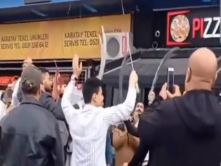 Esenyurt’ta yabancı uyruklular dükkân açılışını kılıçlarla yaptı