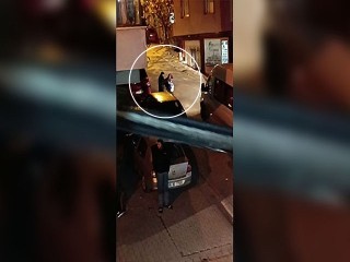 Sokak ortasında kadın darp edilirken, çevredekiler sadece izledi