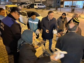 Esenyurt Belediyesi vatandaşlara kandil simidi ikram etti