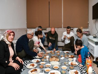 Başkan Bozkurt, ilk iftarını depremzede aile ile yaptı