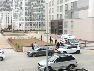 Esenyurt'ta korkunç olay! 23. kattan atladı, komşusunun üzerine düştü