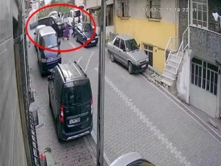 Esenyurt'ta sokağa hızlı giren bir araç sürücüsü, 1'i çocuk 3 kişiyi ezdi...
