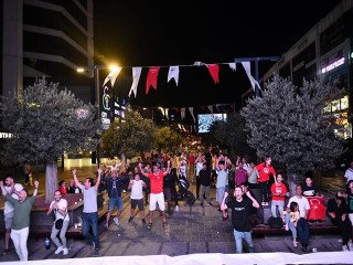 Esenyurtlular Türkiye-Sırbistan maçını dev ekranda izledi