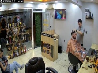 Esenyurt'ta kuaförde panik kamerada! Fön makinesi elinde patladı