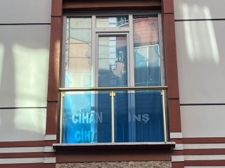 Boşanmak isteyen eşinin evini 2'nci kez taşladı