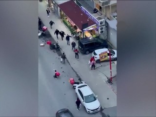 Esenyurt'ta esnafla motorkuryelerin kavgasında ortalık savaş alanına döndü