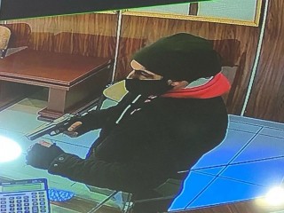 Acemi hırsız kıskıvrak yakalandı!