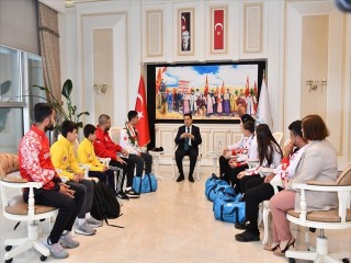 Başkan Özer Esenyurt'un şampiyonlarıyla buluştu