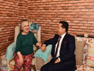 Sebahat Teyzeden Başkan Özer'e anlamlı sözler