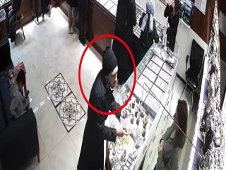 Esenyurt'ta Kuyumcudan 560 Bin Liralık Bilezik Hırsızlığı