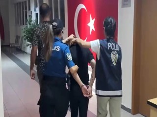 Avcılar'da Türk Bayrağı'nı araçların önüne atan kadın tutuklandı