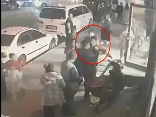 Esenyurt’ta engelli adama bıçaklı saldırı kamerada