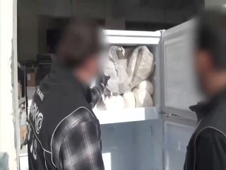 Esenyurt’ta buzdolabına gizlenmiş 28 kilo uyuşturucu ele geçirildi