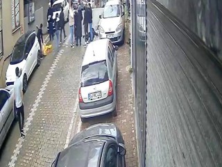 Esenyurt’ta Sosyal Medya Tartışması Dehşeti: Kadını Sokak Ortasında Bayılana Kadar Dövdüler!