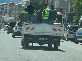 Ardahan Belediyesi'nin personel taşıma görüntüsü tepki çekti!