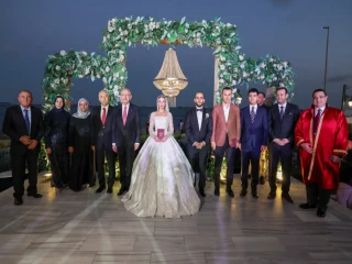 Kemal Kılıçdaroğlu, Seyithan İzsiz ile birlikte Avcılar'da nikah şahitliği yaptı