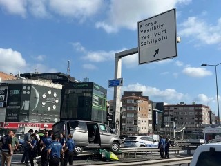 Küçükçekmece E-5’te çocukları taşıyan araç bariyerlere saplandı: 5’i ağır 13 yaralı